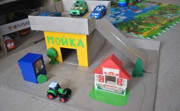 Как сделать гараж и автостанцию для машинок из коробок своими руками