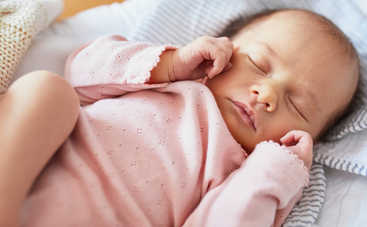 Если новорожденный вздрагивает во сне: есть ли причины для беспокойства