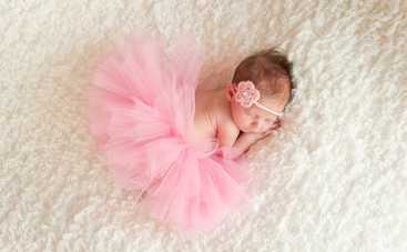 Как ухаживать за новорожденной девочкой: советы молодым родителям