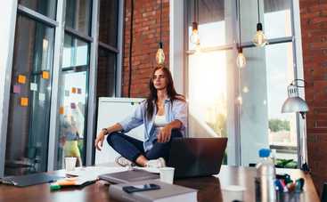 Почему нельзя сидеть на столе: приметы и суеверия