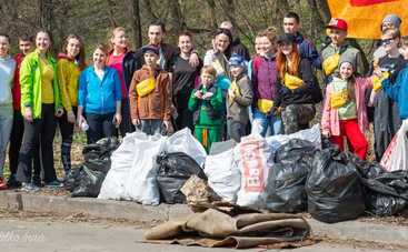 Тренировка-плоггинг: киевляне устроили пробежку с мусорными пакетами