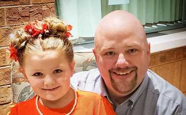 Папа-одиночка закончил курсы парикмахеров, чтобы радовать дочь прическами