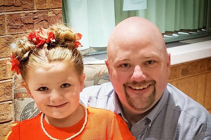 Папа-одиночка закончил курсы парикмахеров, чтобы радовать дочь прическами