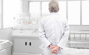 Врач тайно оплодотворял своих пациенток и стал отцом 49 детей