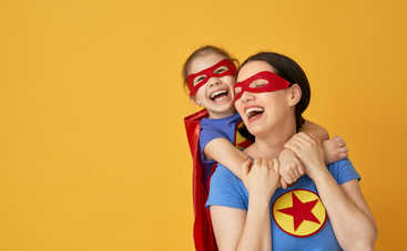 День доньки 2022: ніжні віршовані привітання для донечки