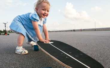 10 игр с годовасиком на улице: проводим время весело и с пользой