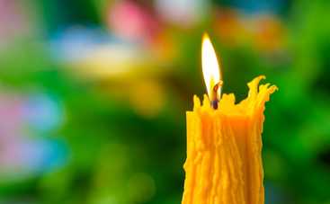 К чему свеча плачет, трещит, падает: приметы о церковных свечах