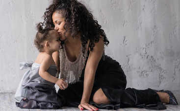 «Я сама научилась меньше баловаться»: Гайтана рассказала, как воспитывает дочь