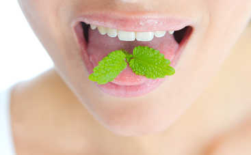 Как избавится от неприятного запаха изо рта после еды