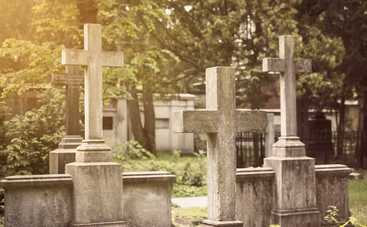 5 вещей, которые категорически нельзя делать на кладбище