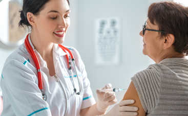 Щеплення для дорослих безкоштовне: в Україні скасували вікові обмеження