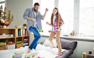 Девочки снимали на видео свой танец, но звездой стал папа (смешное видео)