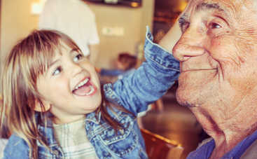 По всему миру дома престарелых объединяют с детскими приютами: результаты поражают