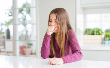 Как правильно помочь ребенку, когда в горле застряла рыбья кость: Комаровский